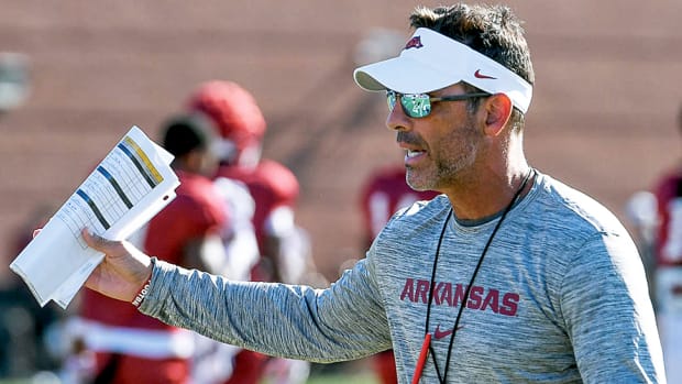 Arkansas Razorbacks offensive coordinator Dan Enos works with quarterbacks in during a morning practice session.
